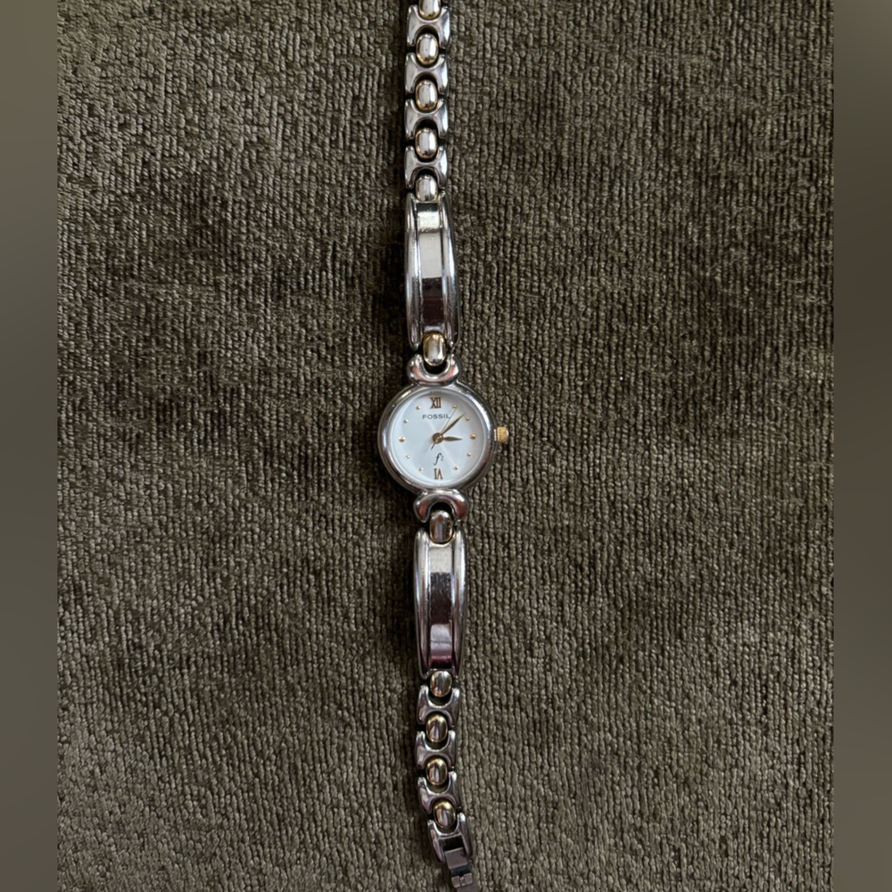 Size 9 Fossil watch (works)